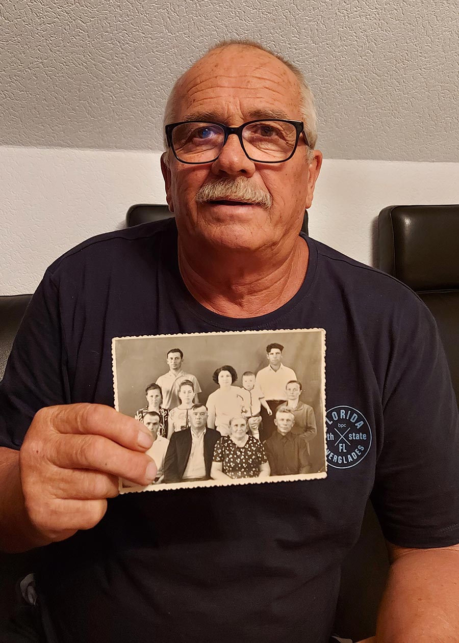 Waldemar Kerbel mit Foto seiner Mutter Amalia Kerbel