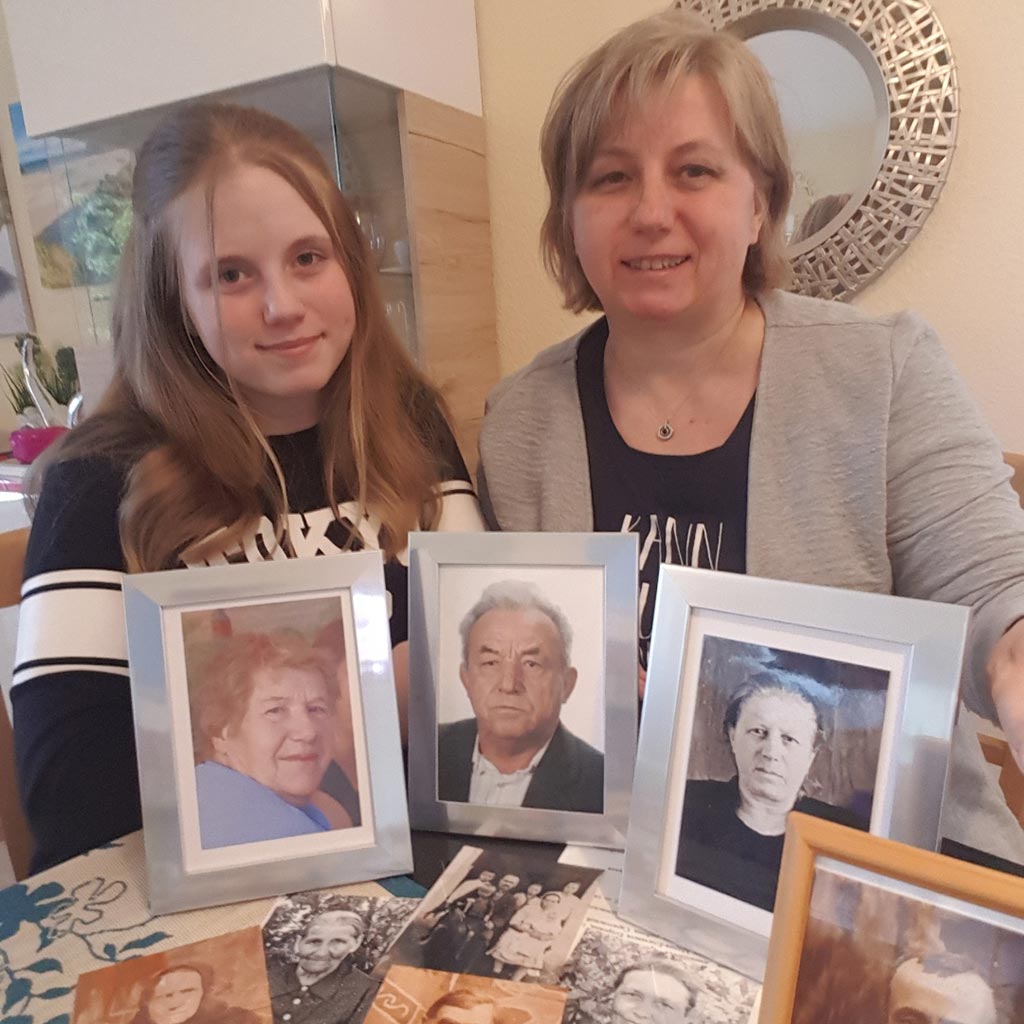 Irene Hinsch und Nina Sophie Hinsch mit Familienfotos