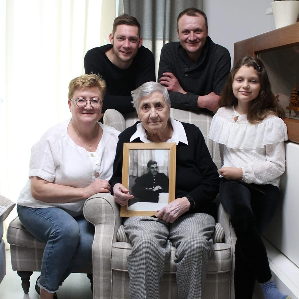 Walda Pahl (geb. Keller) mit dem Foto ihres Vaters gemeinsam mit ihrer Tochter Lidia Belov (geb. Pahl), den Enkeln Anton Pahl und Vladislav Belov sowie der Urenkelin Linda Pahl.