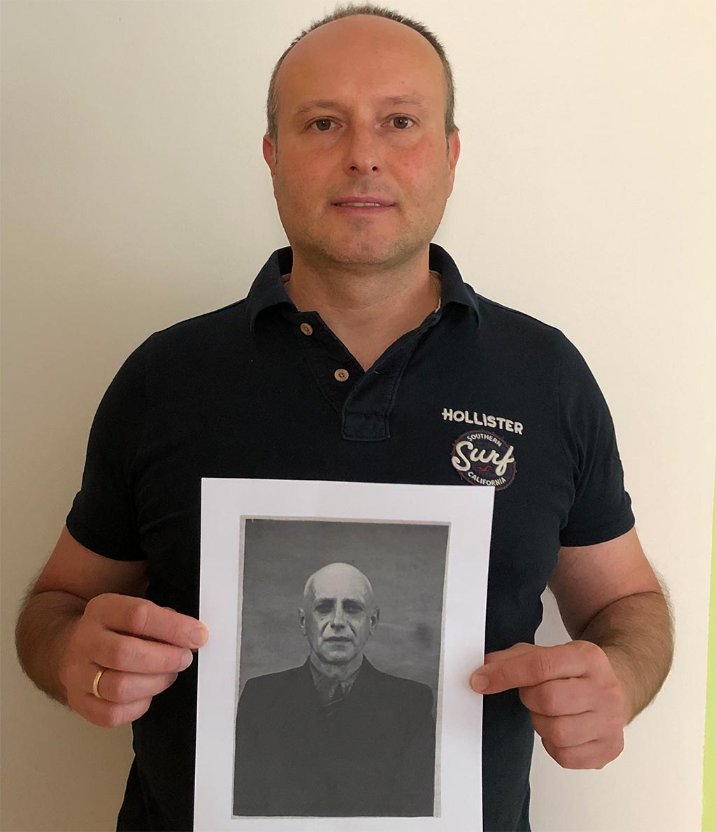 Eduard Rutkowski mit Foto seines Großvaters Johann Rutkowski