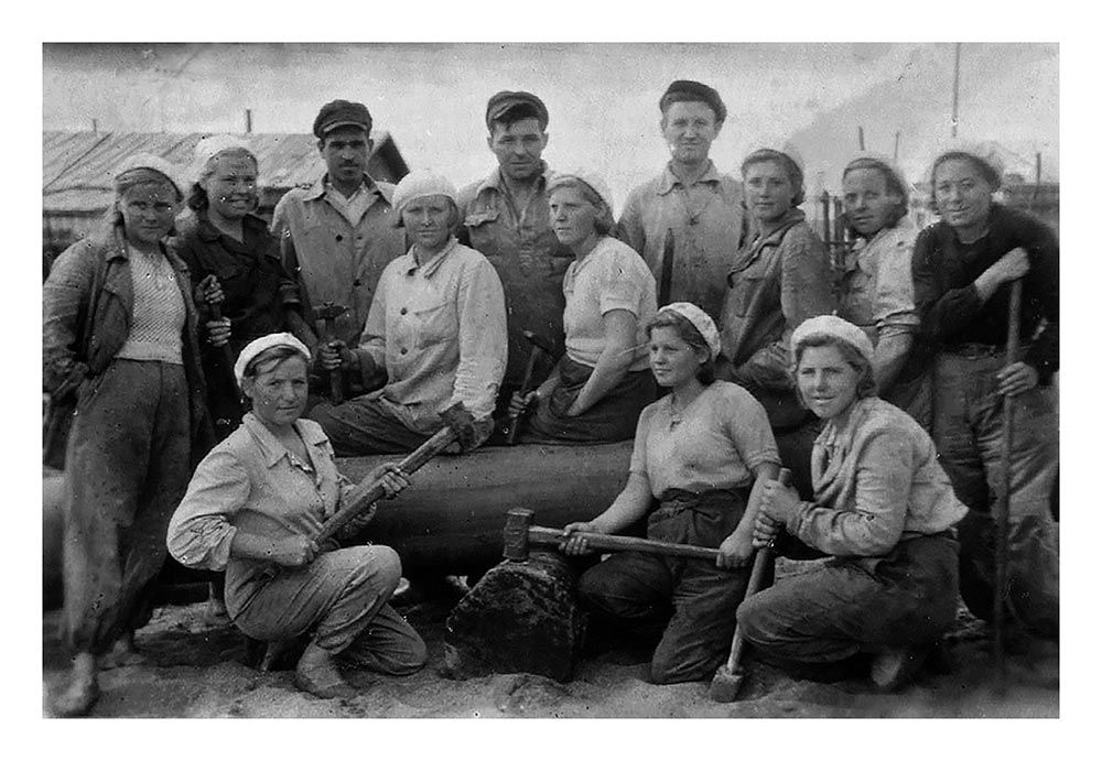 Auf dieser Fotografie sind heiter wirkende Frauen und Männer bei ihrem Aufenthalt in einem nahe dem Ural liegenden Arbeitslager im Jahr 1946 zu sehen. Mittels solcher propagandistischen Bilder sollte den Betrachtern vermittelt werden, dass die Arbeit im Lager ungefährlich und der Alltag erträglich war.
