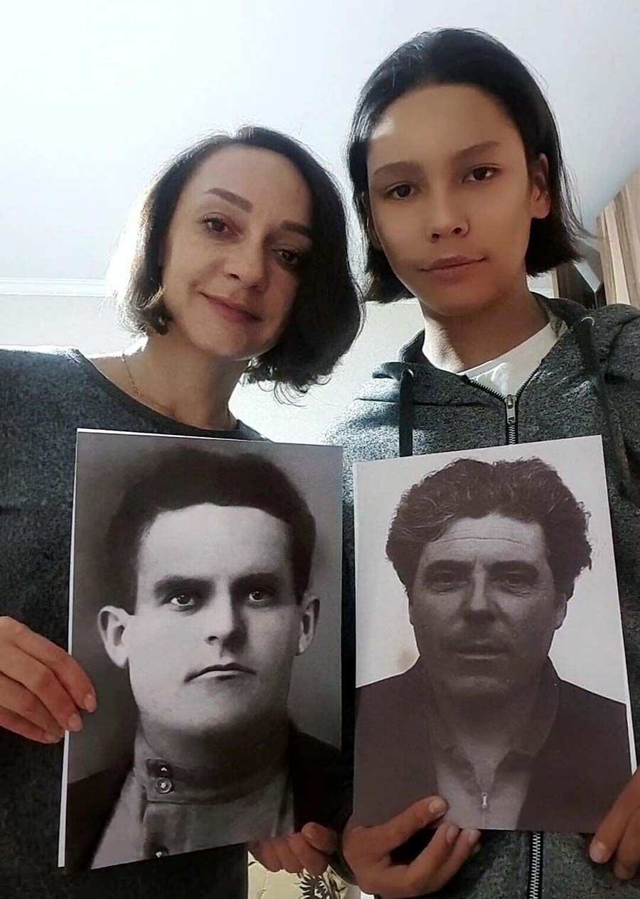 Anna Mirau mit ihrem Sohn und den Fotos von Nikolai und Peter Mirau