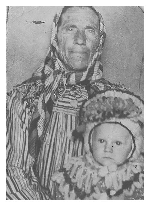 Elisabeth Eichwald wurde gemeinsam mit ihrer Schwiegertochter Katharina und Enkelin Swetlana aus Bokowo-Antrazyt im Dongebiet nach Kasachstan deportiert. Das Bild zeigt sie mit ihrer Enkelin Valentina Mitte der 1950er Jahre. 