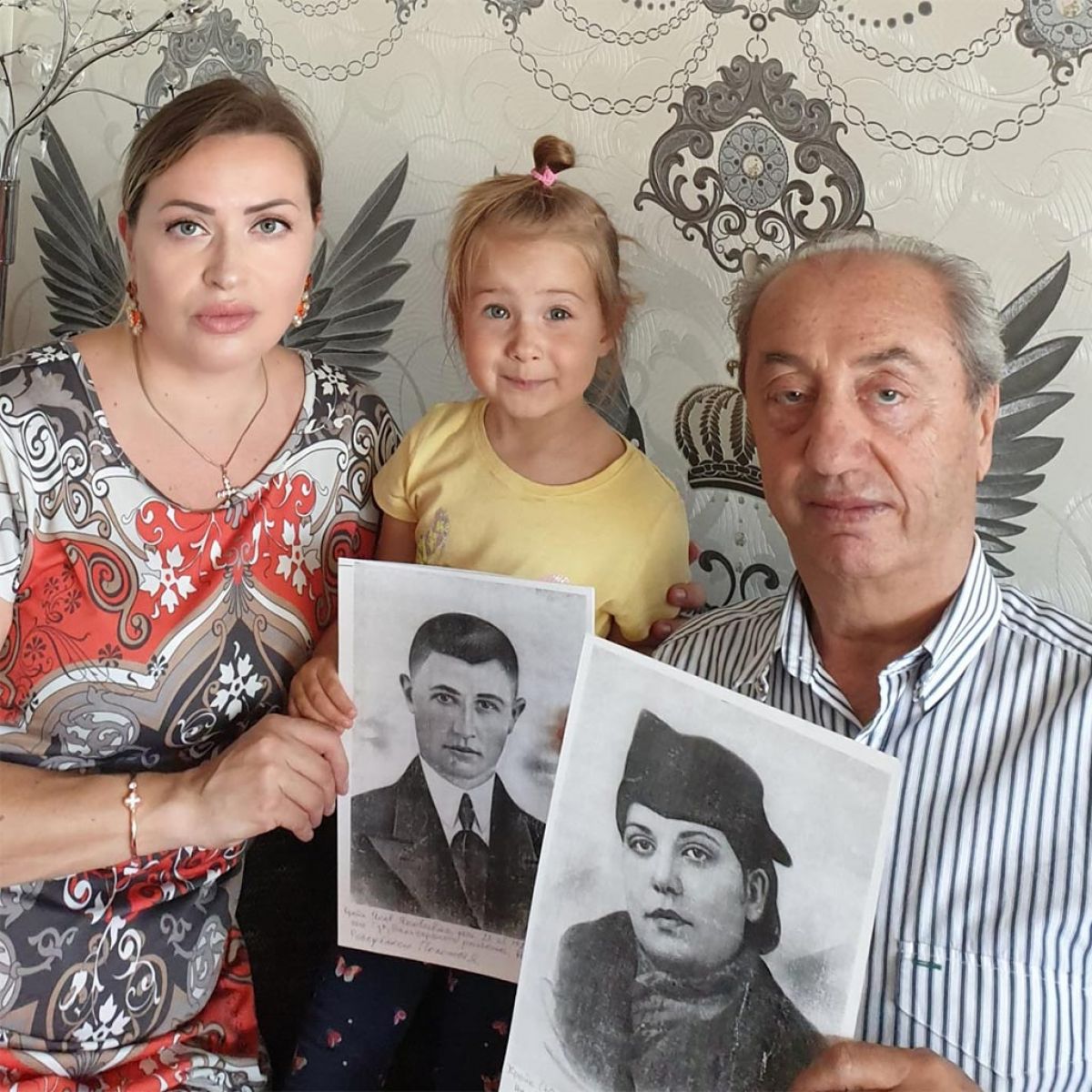 Alexander Kreik mit Tochter Anna und Enkeltochter Magdalina mit Fotos von Jacob und Anna Kreik